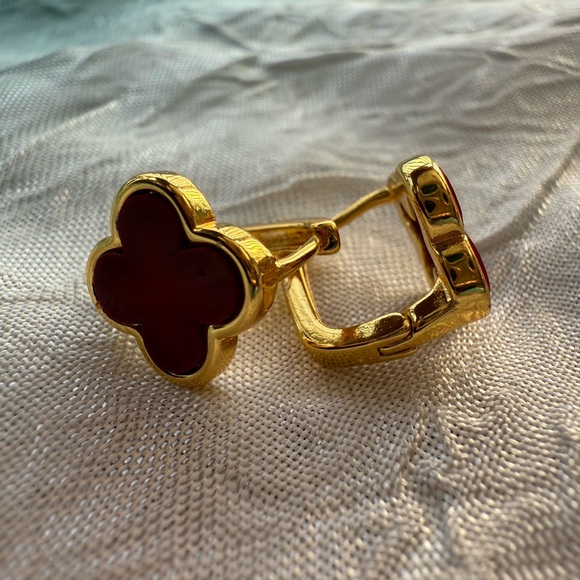 Red four leaf Elegant Gold and Red Clover Earrings - Picture 4 of 9